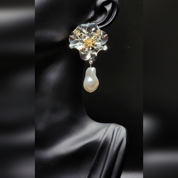 Elegant Silver and Gold Floral Pearl Earrings - Picture 4 of 4